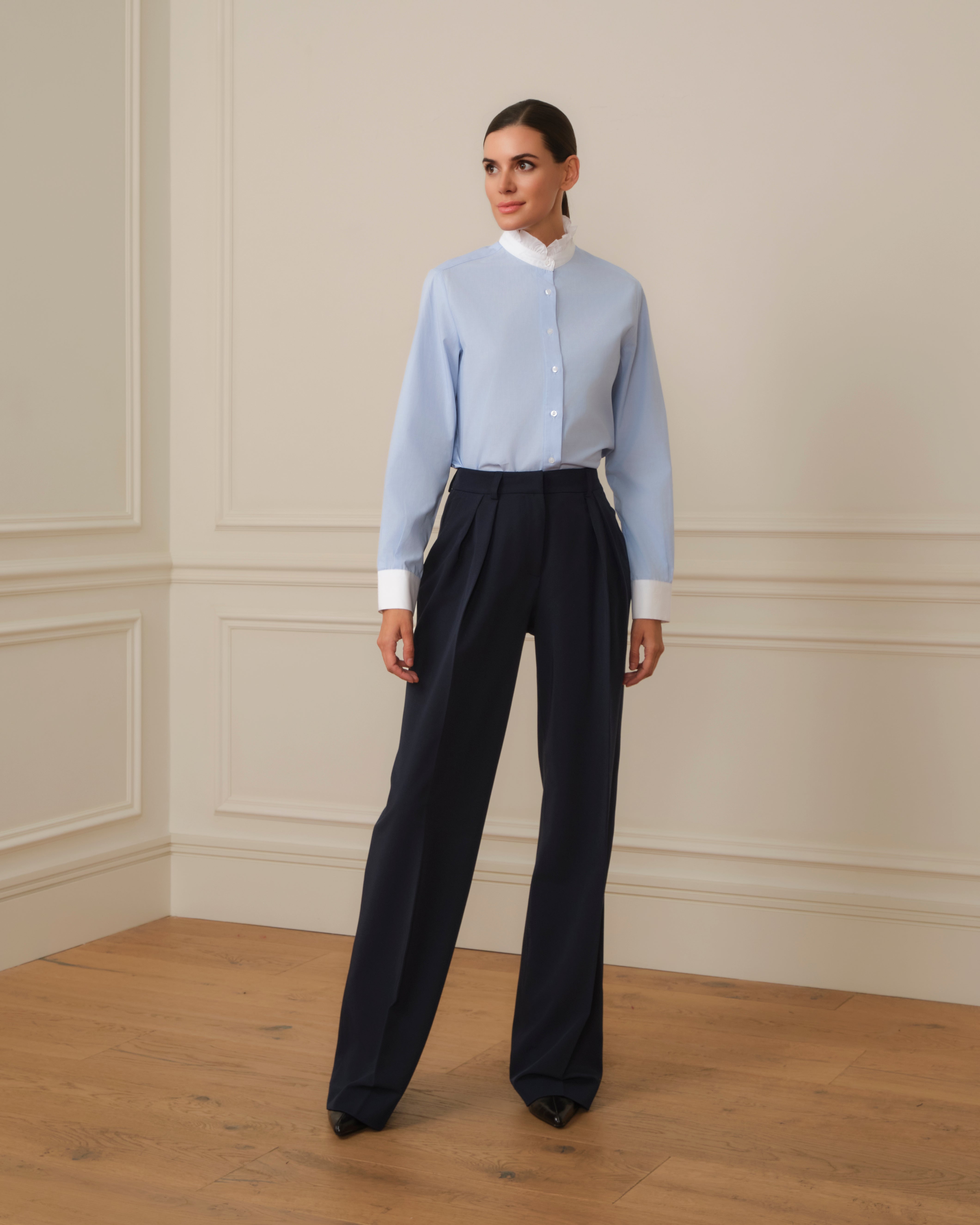 CAMISA CON CUELLO ALTO DE VOLANTES AZUL