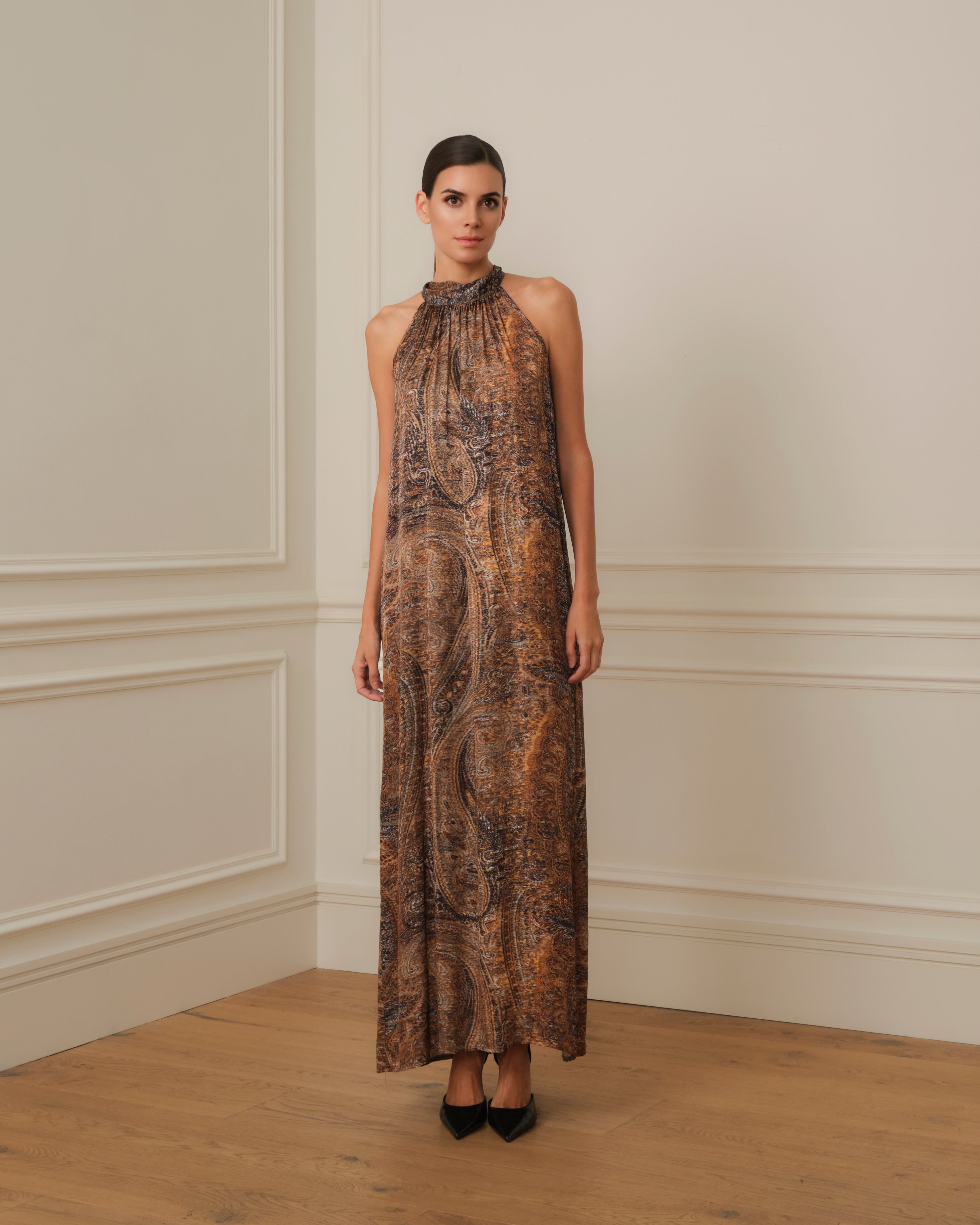 VESTIDO LARGO HALTER CON ESTAMPADO PAISLEY