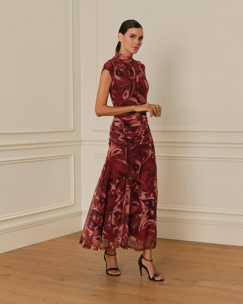 VESTIDO DRAPEADO DE TUL ESTAMPADO GRANATE