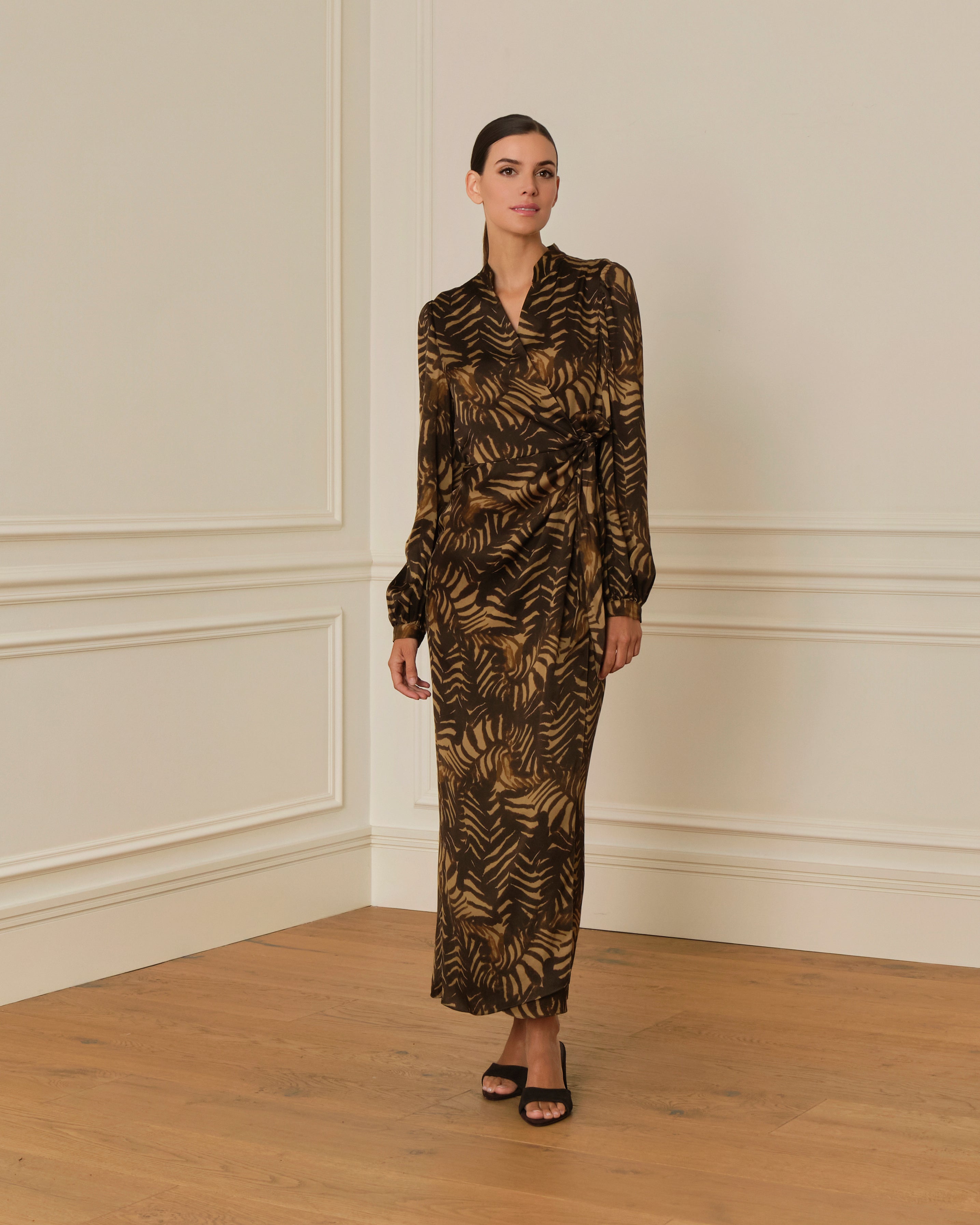 VESTIDO MIDI CRUZADO CON ESTAMPADO MARRÓN