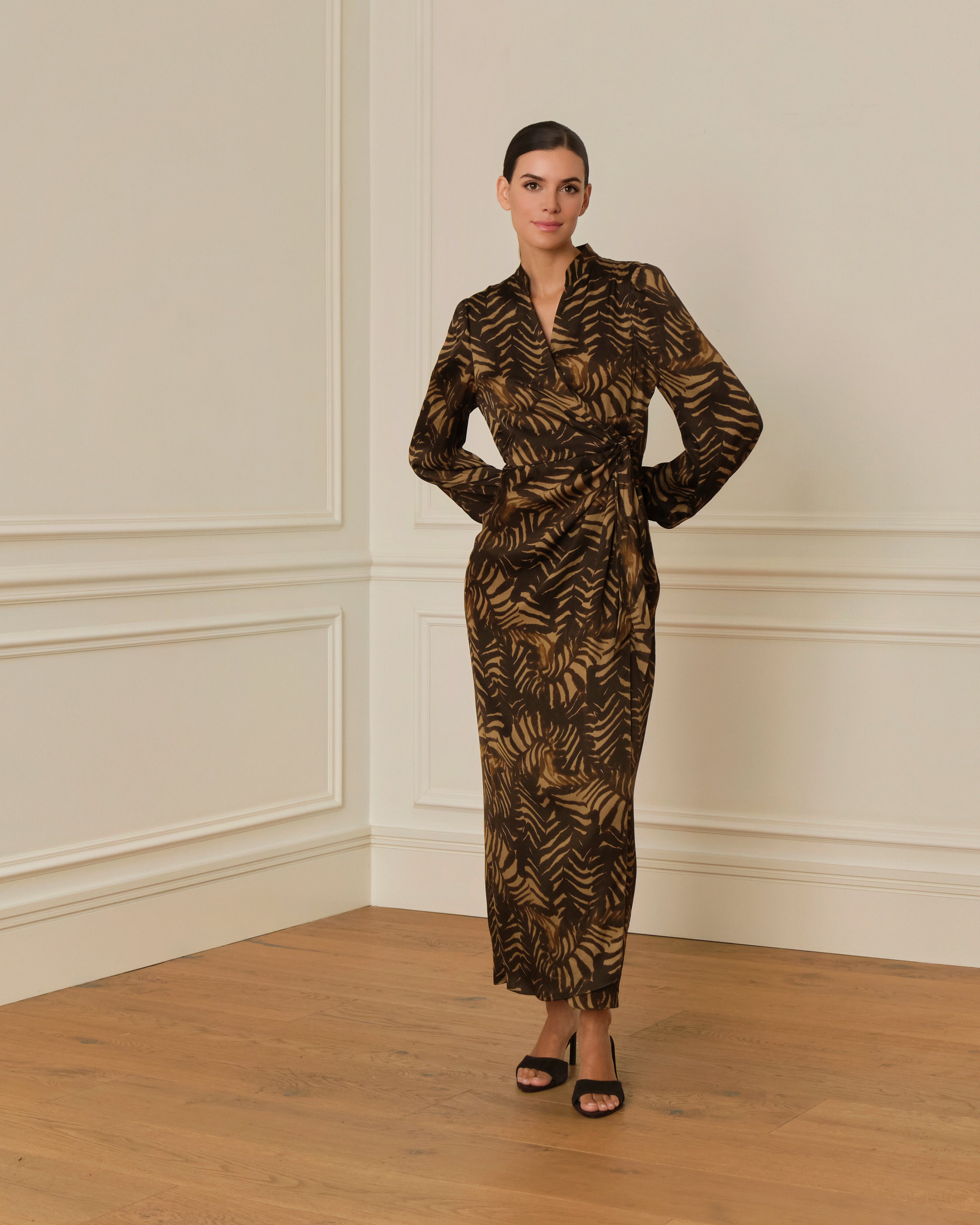 VESTIDO MIDI CRUZADO CON ESTAMPADO MARRÓN