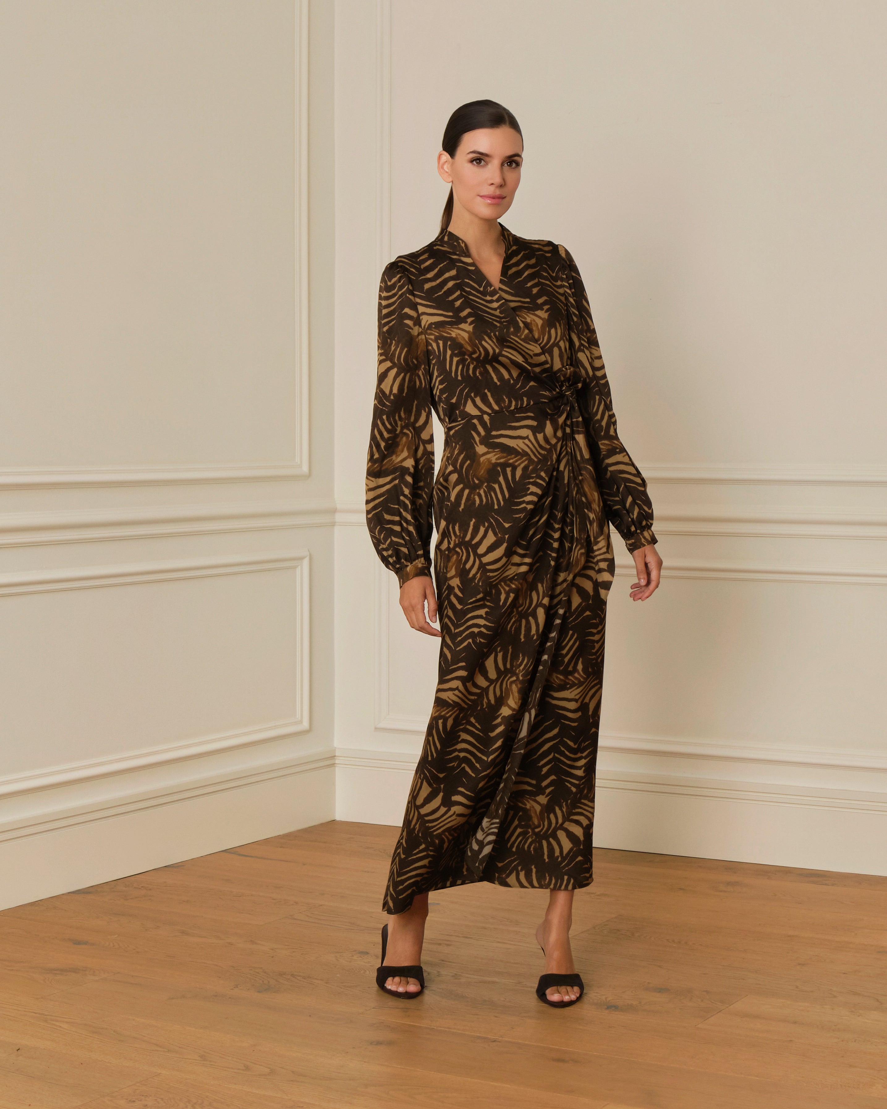 VESTIDO MIDI CRUZADO CON ESTAMPADO MARRÓN