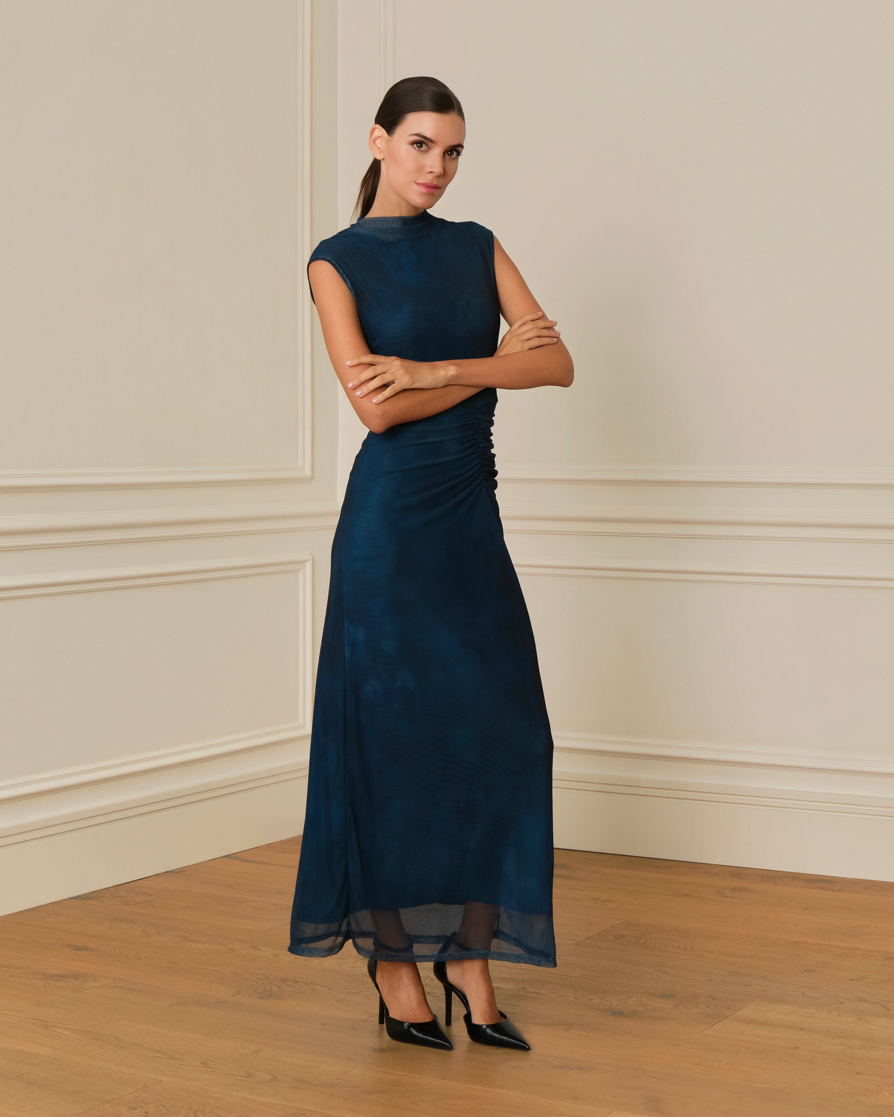 VESTIDO ENTALLADO CON DRAPEADO EN TUL AZUL MARINO
