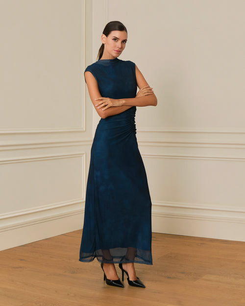 VESTIDO ENTALLADO CON DRAPEADO EN TUL AZUL MARINO