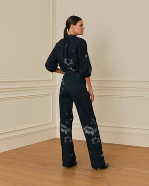 PANTALÓN FLARE CON ESTAMPADO FLORAL AZUL MARINO