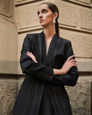 TOP DE PEPLUM CON COSTURAS VISTA NEGRO